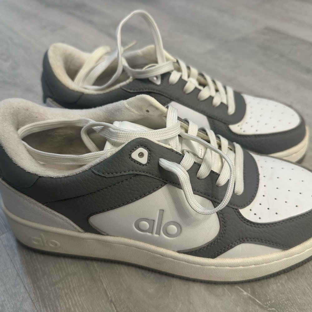 ALO Recovery sneaker Gray and White women size 7.5US